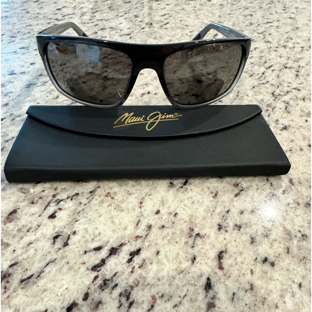 like new Maui Jim Byron Bay polarized sunglasses in Marlin frame